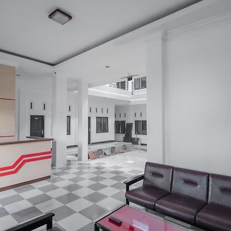 Hotel Reddoorz Near Sultan Thaha Airport Jambi Extérieur photo