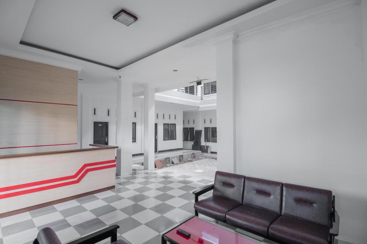 Hotel Reddoorz Near Sultan Thaha Airport Jambi Extérieur photo