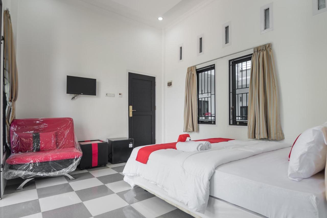 Hotel Reddoorz Near Sultan Thaha Airport Jambi Extérieur photo
