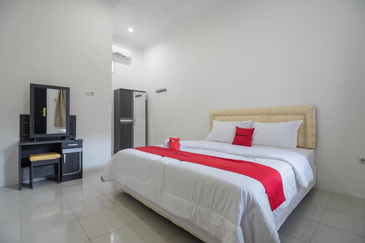 Hotel Reddoorz Near Sultan Thaha Airport Jambi Extérieur photo